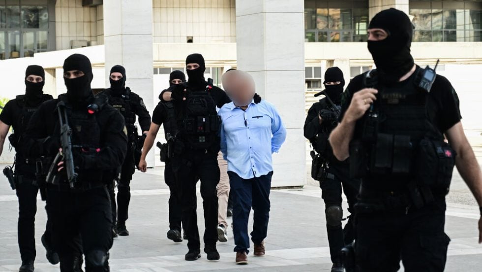 Από τη μεταφορά των κατηγορουμένων στη δίκη για τη δολοφονία του δημοσιογράφου Γιώργου Καραϊβάζ